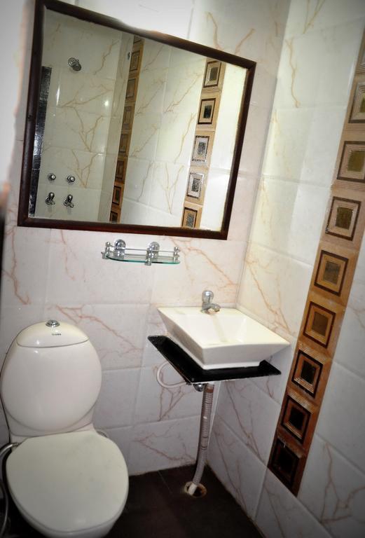 Hotel Peace Point - 1 Min Walking Distance From Station 뉴델리 객실 사진