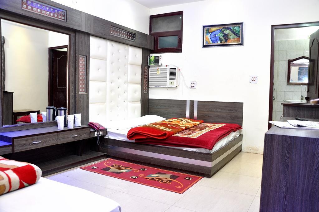 Hotel Peace Point - 1 Min Walking Distance From Station 뉴델리 객실 사진