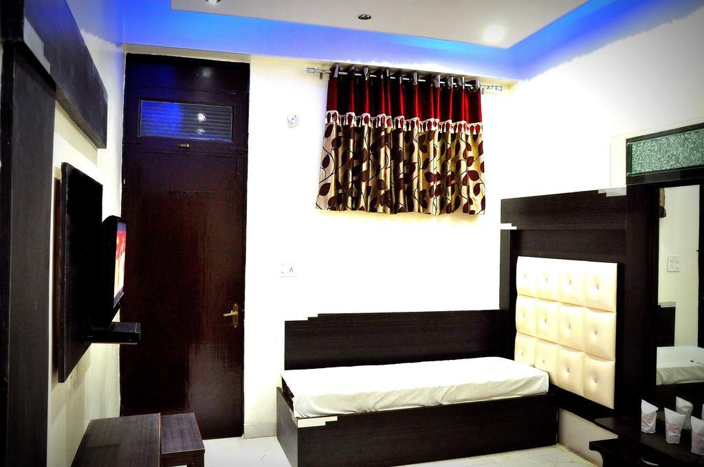 Hotel Peace Point - 1 Min Walking Distance From Station 뉴델리 객실 사진