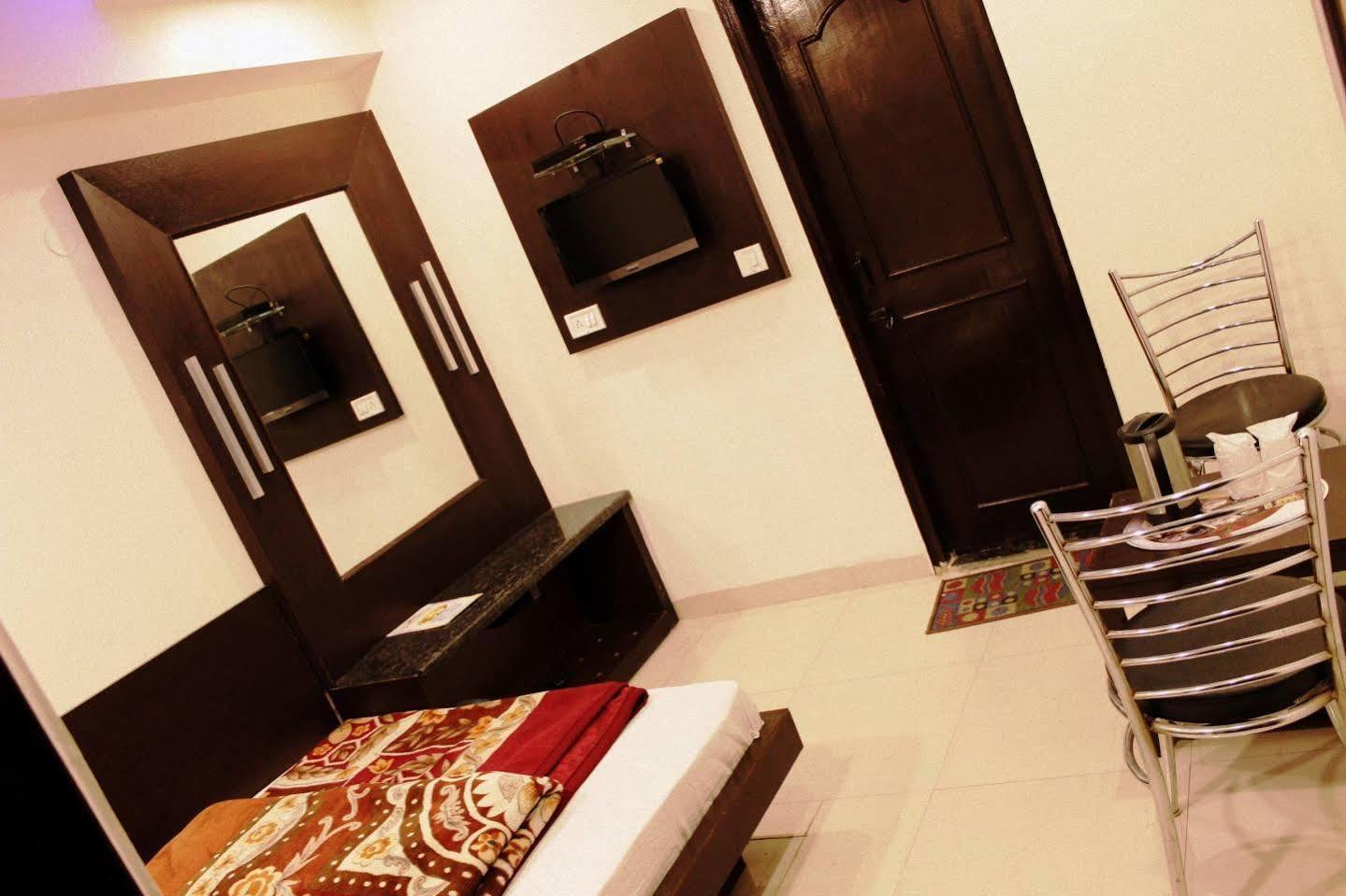Hotel Peace Point - 1 Min Walking Distance From Station 뉴델리 외부 사진
