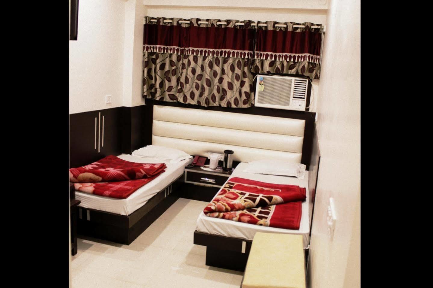 Hotel Peace Point - 1 Min Walking Distance From Station 뉴델리 외부 사진